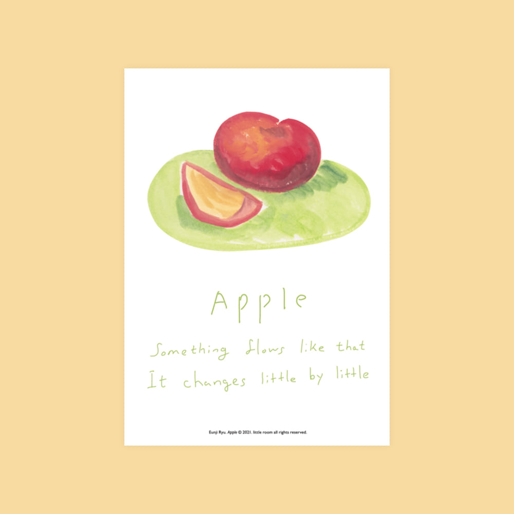 Apple on a green plate 미니 포스터